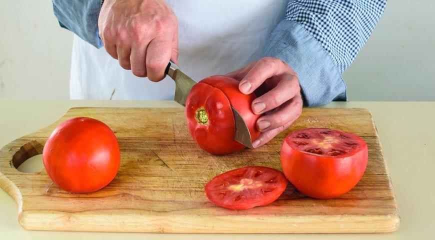 Фото приготовления рецепта: Фаршированные тунцоми и анчоусами помидоры, шаг №3